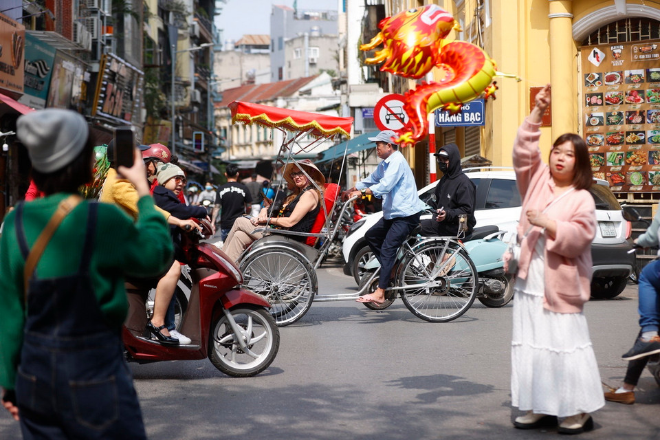 Đông đảo du khách đến check in, du xuân tại các tuyến phố cổ của Hà Nội. (Ảnh: Minh Quyết/TTXVN)