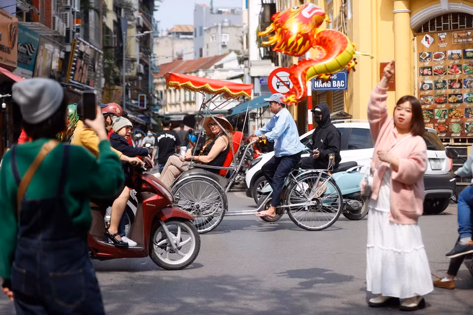 Đông đảo du khách đến check in, du xuân tại các tuyến phố cổ của Hà Nội. (Ảnh: Minh Quyết/TTXVN)