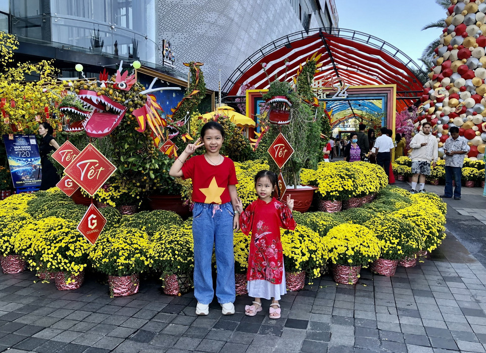 Nhiều em thiếu nhi mặc trang phục truyển thống du Xuân tại Thành phố Hồ Chí Minh. (Ảnh: Mỹ Phương/TTXVN)