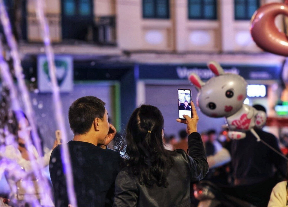 Cùng nhau lưu lại những hình ảnh đẹp trong những ngày đầu Năm Mới. (Ảnh: Tuấn Anh/TTXVN)