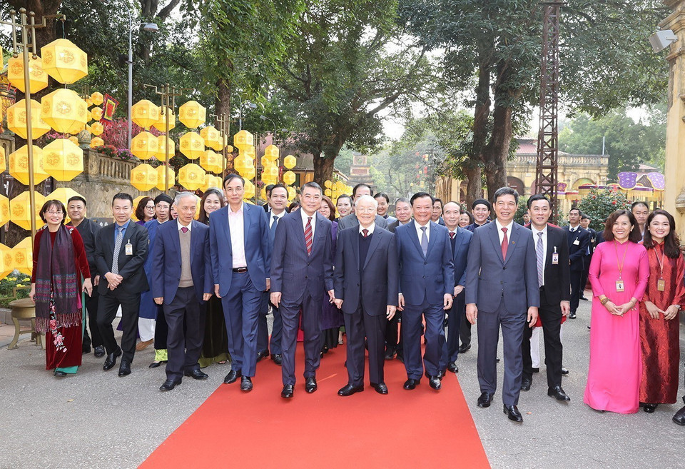 Tổng Bí thư Nguyễn Phú Trọng dâng hương tại Điện Kính Thiên, Khu di tích Hoàng thành Thăng Long-Di sản Văn hóa Thế giới. (Ảnh: Trí Dũng/TTXVN)