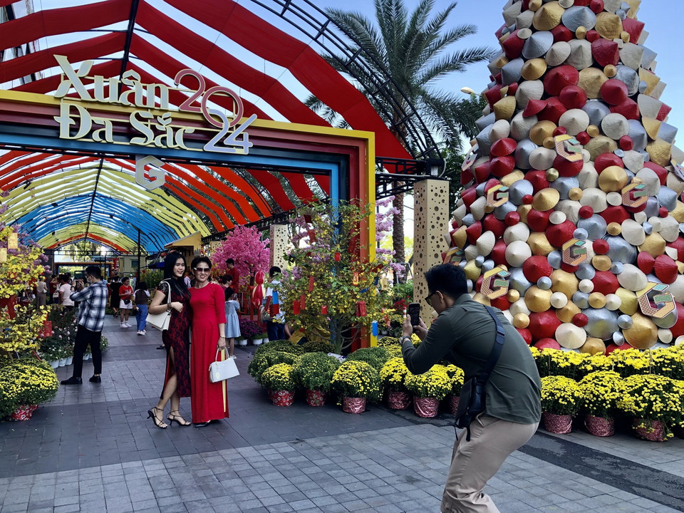 Khách "check-in" cổng chào tại Lễ hội hoa Xuân trên địa bàn Thành phố Hồ Chí Minh. (Ảnh: Mỹ Phương/TTXVN)