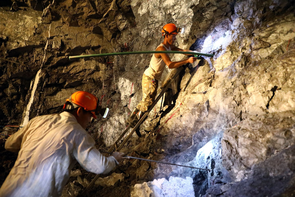 Công đoạn nhồi thuốc nổ phải đảm bảo tuyệt đối chính xác. (Ảnh: Huy Hùng/TTXVN)