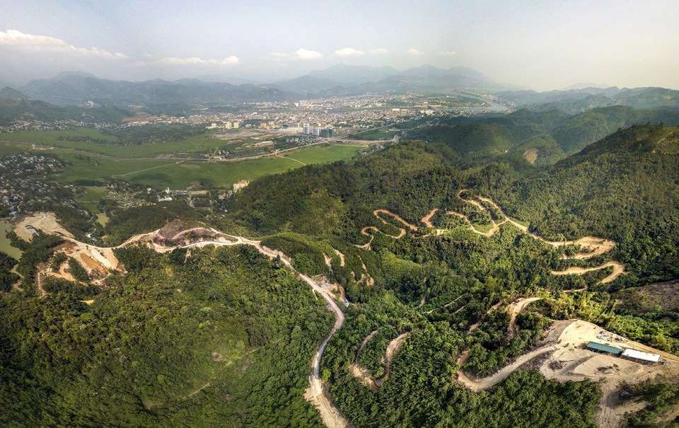 Toàn cảnh đường đua xe đạp địa hình được thiết kế trên đồi cao, quanh co và có độ dốc khá lớn ở phường Dân Chủ và phường Quỳnh Lâm, thành phố Hòa Bình. (Ảnh: Trọng Đạt/TTXVN)