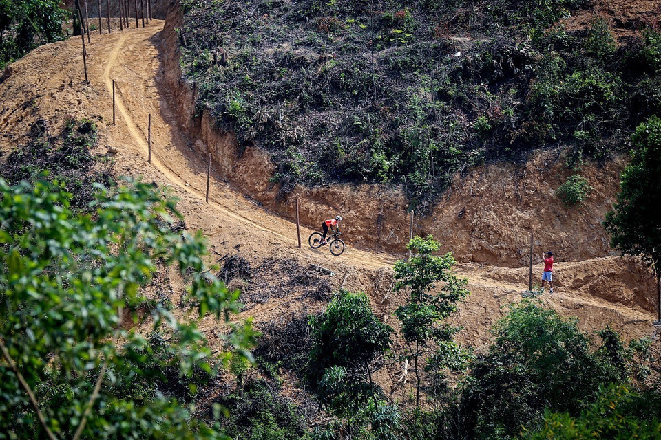 Một đoạn dốc trên đường đua ở nội dung thi xe đạp địa hình. Ảnh: Trọng Đạt/TTXVN)