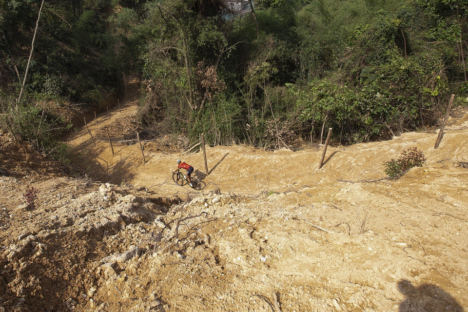 Đây hứa hẹn sẽ là một nội dung thi đấu hấp dẫn và kịch tính bởi lộ trình đường đua khó, quanh co và có độ dốc cao với địa hình đua là 2km đổ đèo và 5km băng đồng. (Ảnh: Trọng Đạt/TTXVN)