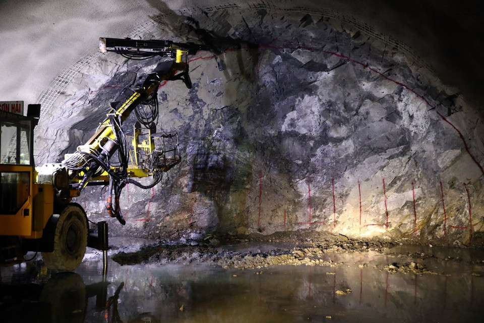 Đến tháng 4/2022, các đơn vị thi công đang dồn lực, chia 3 ca 4 kíp trong ngày để thi công kịp tiến độ thông hầm vào đầu tháng 5/2022, vượt tiến độ 1 tháng so với mục tiêu đề ra. Trong ảnh: Điều khiển máy khoan hầm theo đúng bình đồ. (Ảnh: Huy Hùng/TTXVN)