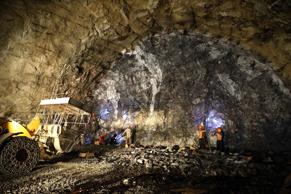 Tiến hành khoan đào hầm tại hầm phía Bắc. (Ảnh: Huy Hùng/TTXVN)