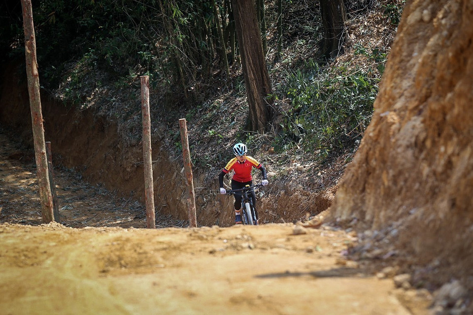 Các vận động viên đội tuyển xe đạp quốc gia luyện tập ở nội dung xe đạp địa hình. (Ảnh: Trọng Đạt/TTXVN)