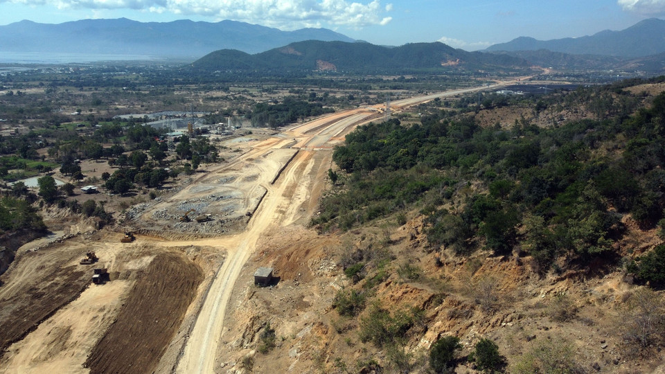 Tuyến đường phía Nam trước cửa hầm Dốc Sạn đã thành hình, tạo điều kiện thuận lợi cho các phương tiện công trình vào thi công hầm. (Ảnh: Huy Hùng/TTXVN)