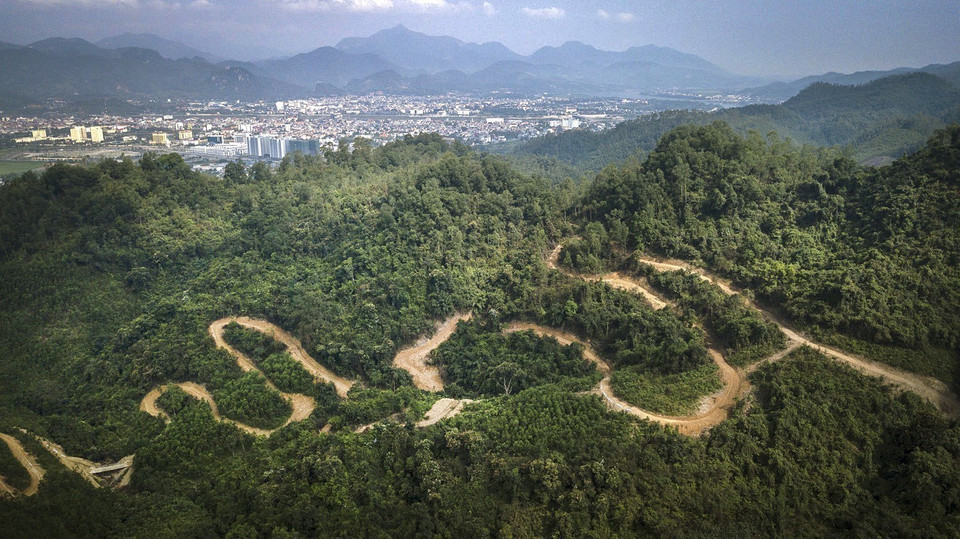 Đường đua xe đạp địa hình được thiết kế trên đồi cao, quanh co và có độ dốc khá lớn ở phường Dân Chủ và phường Quỳnh Lâm, thành phố Hòa Bình. (Ảnh: Trọng Đạt/TTXVN)