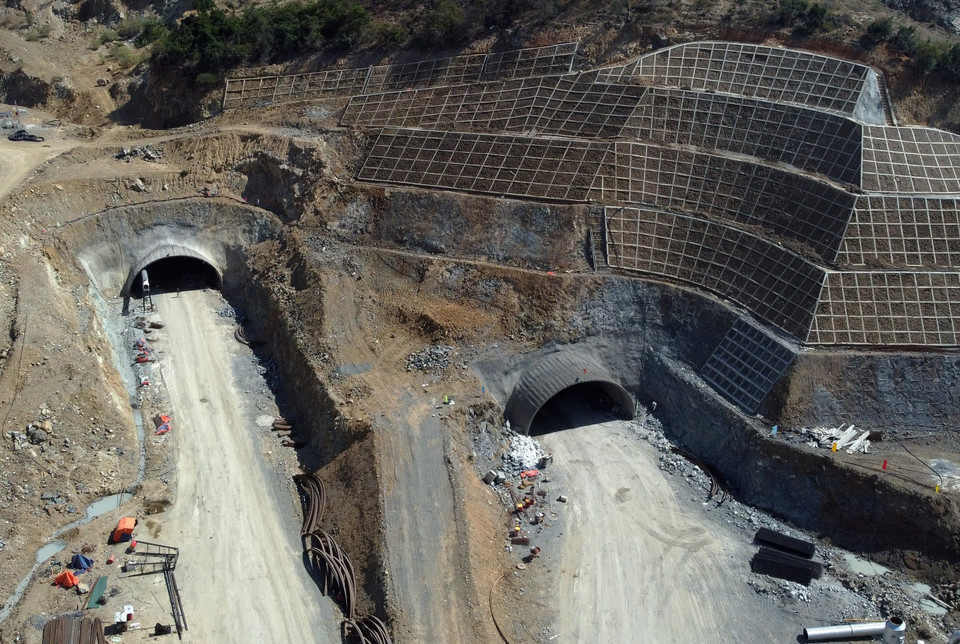 Hầm Dốc Sạn thuộc dự án thành phần tuyến cao tốc Nha Trang-Cam Lâm (Khánh Hòa) có tổng vốn đầu tư 1.200 tỷ đồng, do Ban Quản lý dự án Đường Hồ Chí Minh (Bộ Giao thông Vận tải) là đại diện quản lý Nhà nước, giám sát thi công; Công ty TNHH Đầu tư đường cao tốc Nha Trang-Cam Lâm (Tập đoàn Sơn Hải) là doanh nghiệp đầu tư và thi công. Trong ảnh: Hai cửa phía Nam hầm Dốc Sạn nhìn từ trên cao. (Ảnh: Huy Hùng/TTXVN)