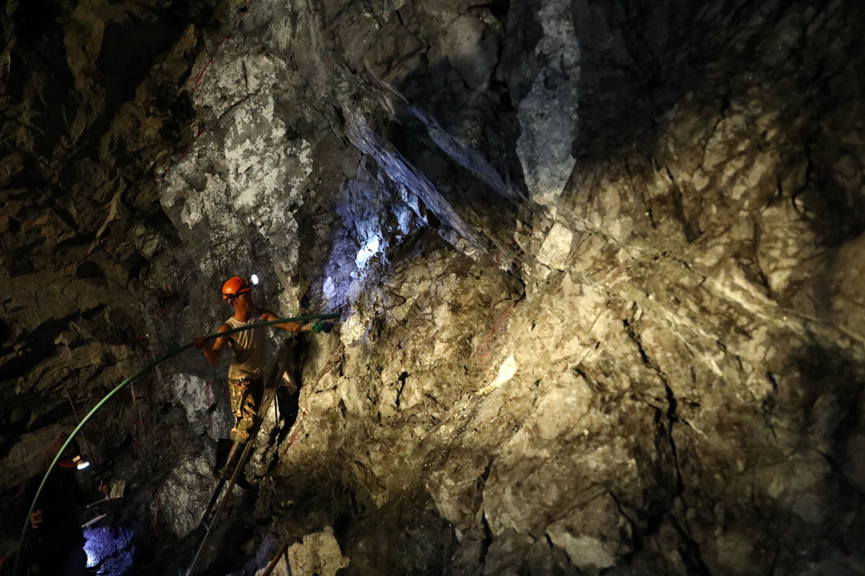 Công nhân đang tiến hành đưa thuốc nổ vào các lỗ khoan để nổ đá. (Ảnh: Huy Hùng/TTXVN)