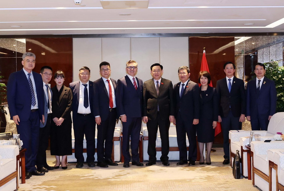 Chủ tịch Quốc hội Vương Đình Huệ tiếp ông Wang Cheng, Giám đốc Điều hành Tập đoàn TCL. (Ảnh: Nhan Sáng/TTXVN)