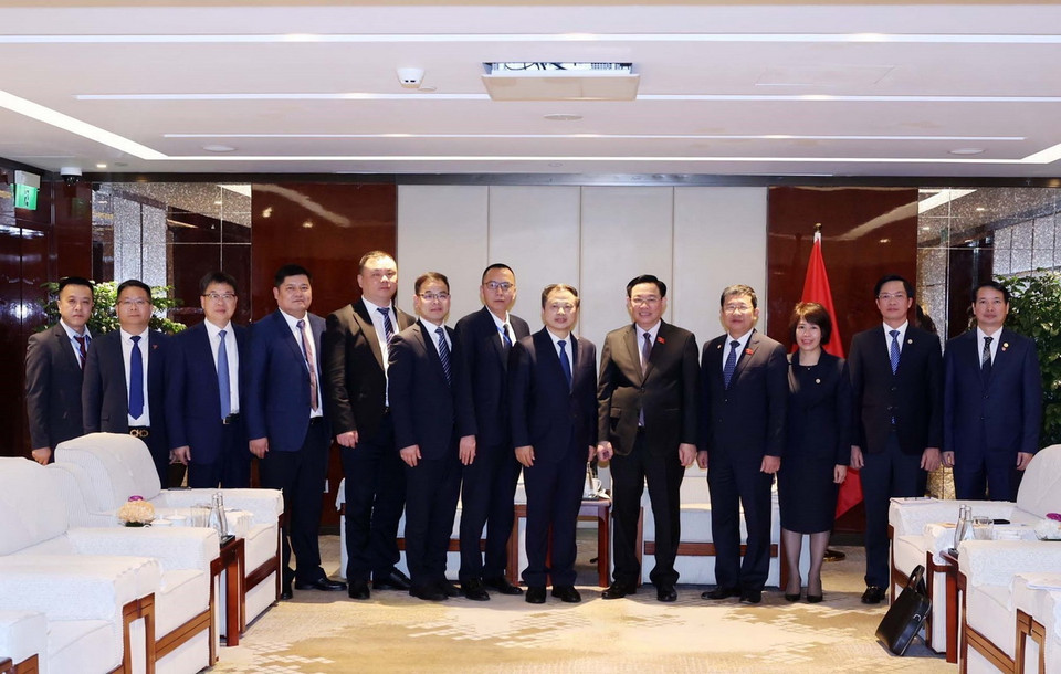 Chủ tịch Quốc hội Vương Đình Huệ tiếp ông Trương Thiên Nhiệm, Chủ tịch kiêm Bí thư Đảng ủy Tập đoàn Thiên Năng, và các thành viên trong đoàn. (Ảnh: Nhan Sáng/TTXVN)