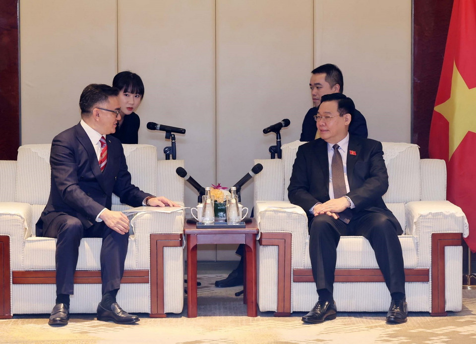 Chủ tịch Quốc hội Vương Đình Huệ tiếp ông Wang Cheng, Giám đốc Điều hành Tập đoàn TCL. (Ảnh: Nhan Sáng/TTXVN)