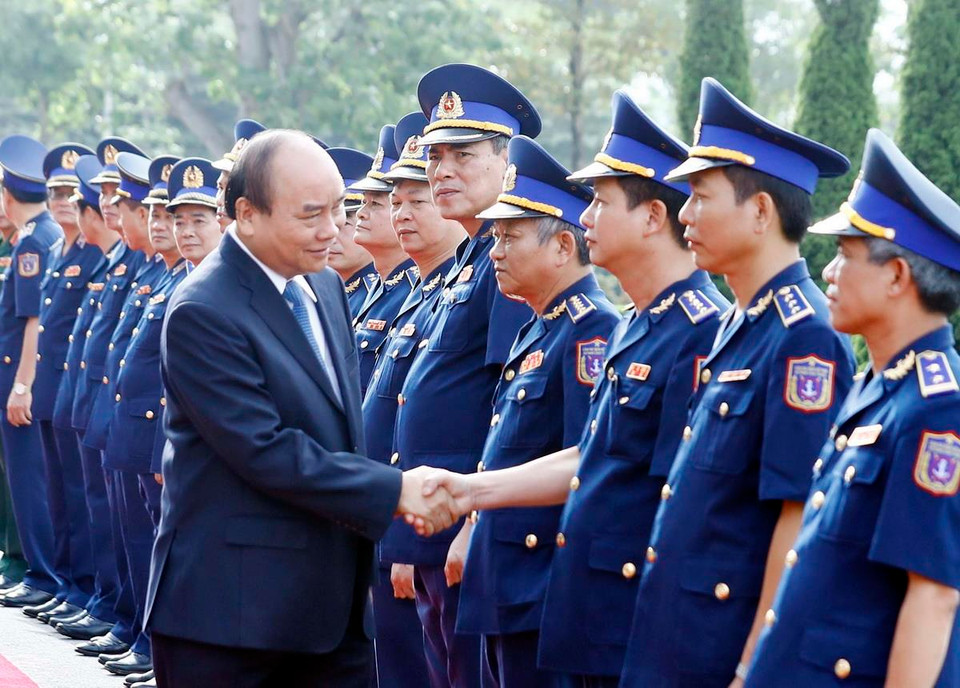 Thủ tướng Nguyễn Xuân Phúc với các sỹ quan chủ chốt của Bộ Tư lệnh Cảnh sát biển Việt Nam. (Ảnh: Thống Nhất/TTXVN)