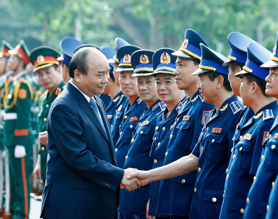 Thủ tướng Nguyễn Xuân Phúc với các sỹ quan chủ chốt của Bộ Tư lệnh Cảnh sát biển Việt Nam. (Ảnh: Thống Nhất/TTXVN)