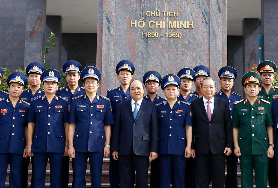 Thủ tướng Nguyễn Xuân Phúc với các cán bộ, sỹ quan chỉ huy của Bộ Tư lệnh Cảnh sát biển Việt Nam. (Ảnh: Thống Nhất/TTXVN)