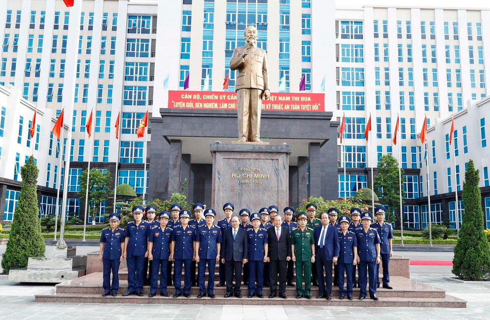 Trong ảnh: Thủ tướng Nguyễn Xuân Phúc với các sỹ quan chủ chốt của Bộ Tư lệnh Cảnh sát biển Việt Nam chụp ảnh chung trước Tượng đài Chủ tịch Hồ Chí Minh. (Ảnh: Thống Nhất/TTXVN)