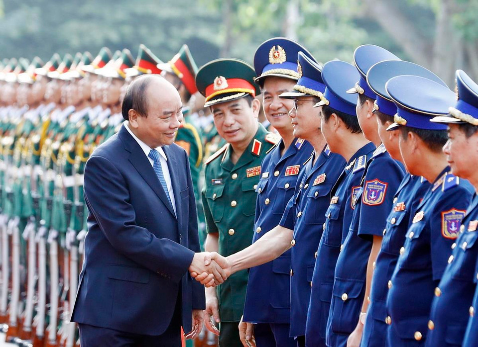 Thủ tướng Nguyễn Xuân Phúc với các sỹ quan chủ chốt của Bộ Tư lệnh Cảnh sát biển Việt Nam. (Ảnh: Thống Nhất/TTXVN)