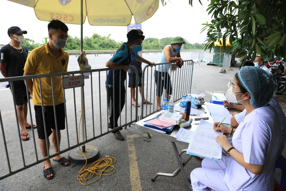 Nhân viên y tế lấy thông tin của lái xe. (Ảnh: Thành Đạt/TTXVN)