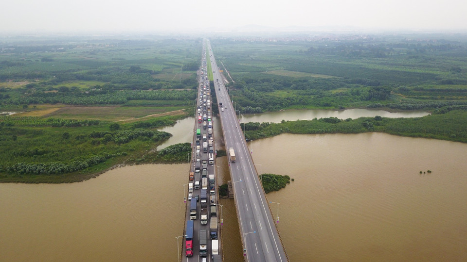 Hàng đoàn xe bị tắc nghẽn trên cầu Phủ Đổng hướng vào Hà Nội nhìn từ trên cao. (Ảnh: Thành Đạt/TTXVN)