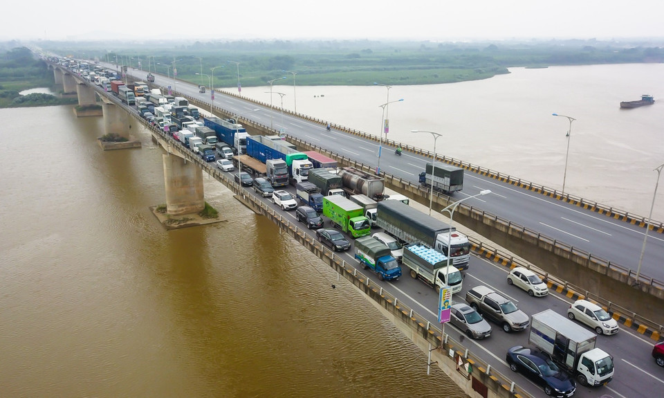 Các phương tiện nối đuôi nhau trên cầu Phù Đổng. (Ảnh: Thành Đạt/TTXVN)