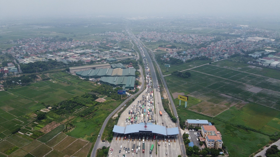 Chốt kiểm soát tại trạm thu phí cao tốc Pháp Vân-Cầu Giẽ nằm trên tuyến đường huyết mạch nối với các tỉnh phía Nam. Trưa 20/7, khu vực này ùn tắc gần 10km. (Ảnh: Thành Đạt/TTXVN)