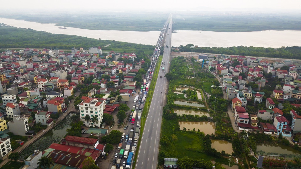 Cảnh tắc nghẽn trên cầu Phù Đổng. (Ảnh: Thành Đạt/TTXVN)