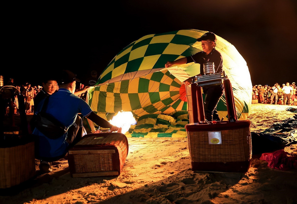  Trình diễn Khinh khí cầu độc đáo và nhiều màu sắc dưới bầu trời đêm biển Đồi Dương. (Ảnh: Hồng Đạt/TTXVN)