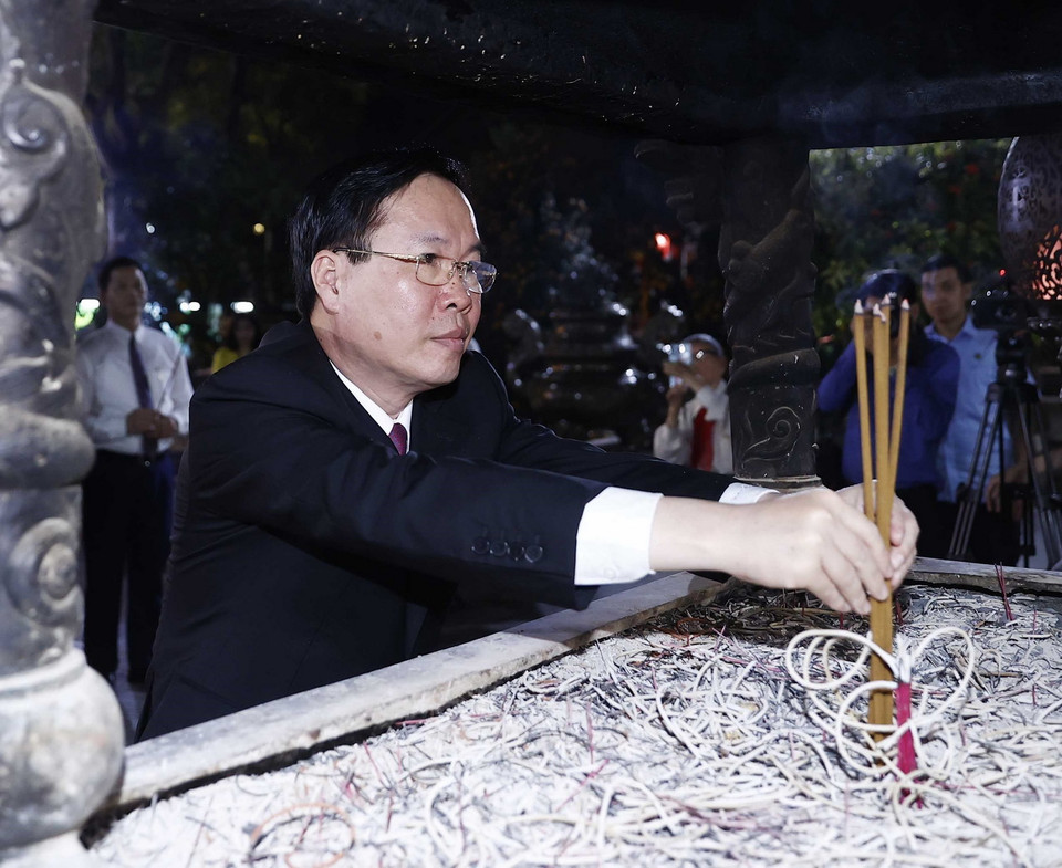 Chủ tịch nước dâng hương tưởng niệm các vị vua nhà Lý tại di tích Quốc gia đặc biệt Đền Đô. (Ảnh: Thống Nhất/TTXVN)