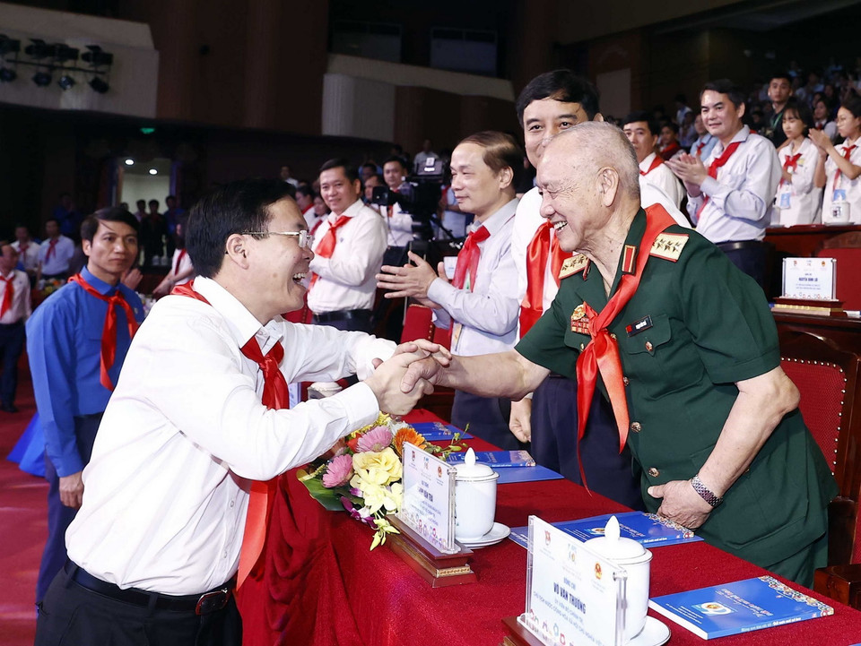 Chủ tịch nước Võ Văn Thưởng với các đại biểu dự Lễ kỷ niệm. (Ảnh: Thống Nhất/TTXVN)