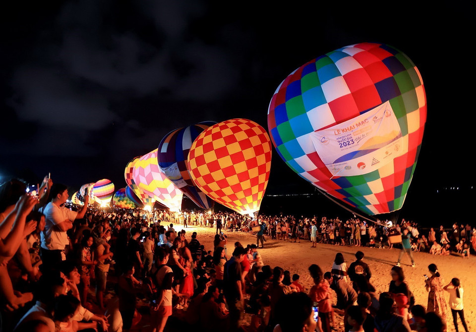  Trình diễn Khinh khí cầu dưới bầu trời đêm biển Đồi Dương. (Ảnh: Hồng Đạt/TTXVN)
