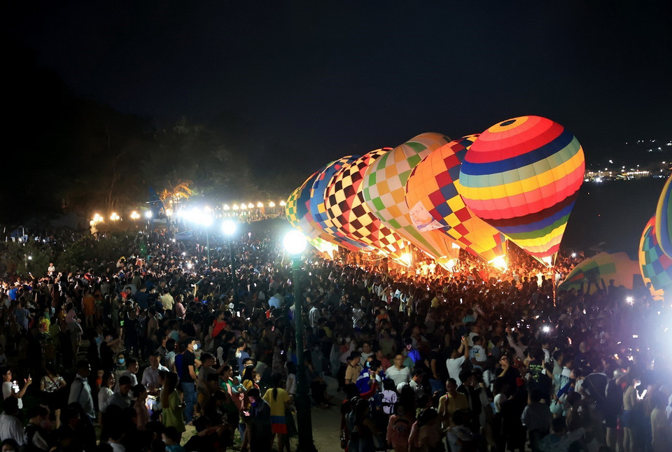  Hàng nghìn người dân và du khách thưởng lãm khinh khí cầu nhiều màu sắc dưới bầu trời đêm biển Đồi Dương, thành phố Phan Thiết. (Ảnh: Hồng Đạt/TTXVN)