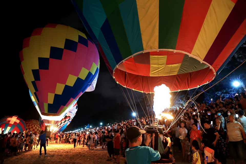  Hàng nghìn người dân và du khách thưởng lãm khinh khí cầu nhiều màu sắc dưới bầu trời đêm biển Đồi Dương, thành phố Phan Thiết. (Ảnh: Hồng Đạt/TTXVN)