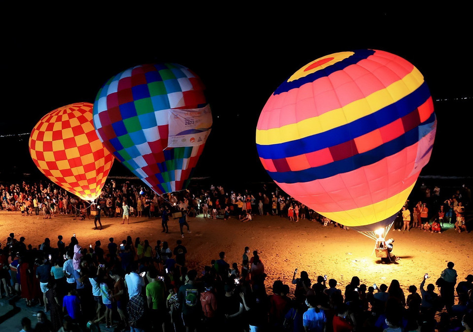  Thổi khí vào khinh khí cầu. (Ảnh: Hồng Đạt/TTXVN)