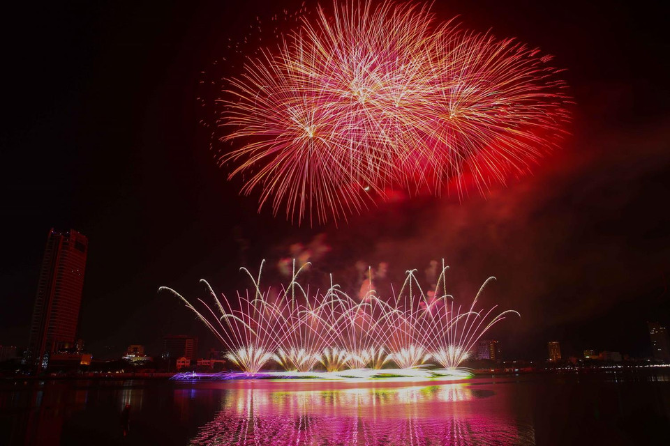 Màn trình diễn pháo hoa của đội Bỉ. (Ảnh: Trần Lê Lâm/TTXVN)