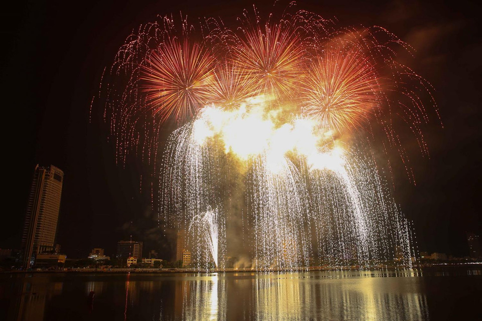 Màn trình diễn pháo hoa của đội Bỉ. (Ảnh: Trần Lê Lâm/TTXVN)