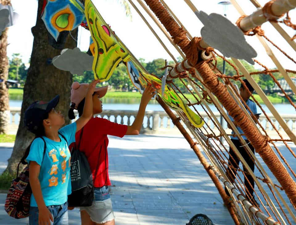 Du khách tham quan trưng bày diều nghệ thuật. (Ảnh: Tường Vi/TTXVN)