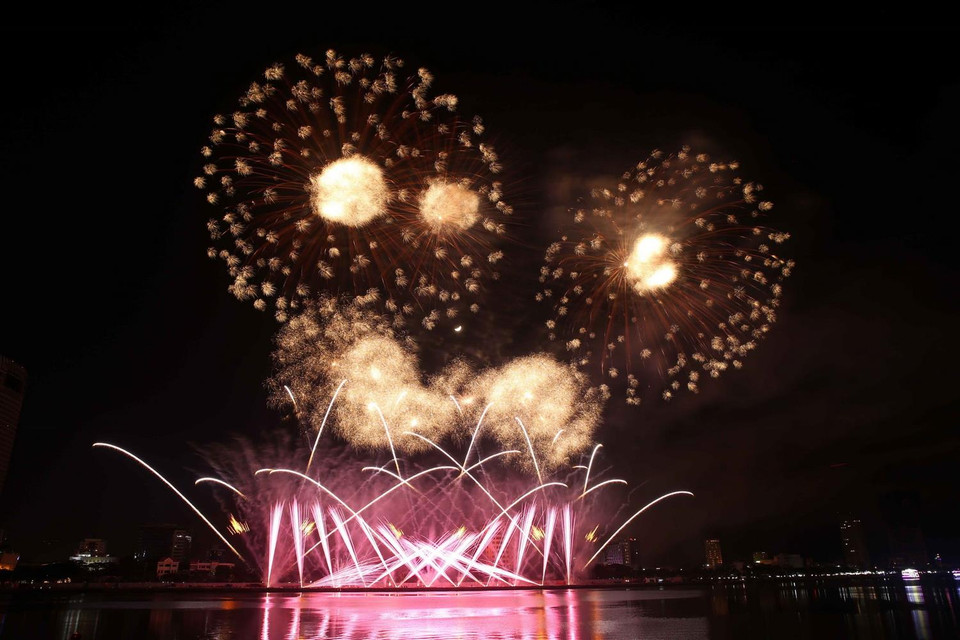 Màn trình diễn pháo hoa của đội Bỉ. (Ảnh: Trần Lê Lâm/TTXVN)