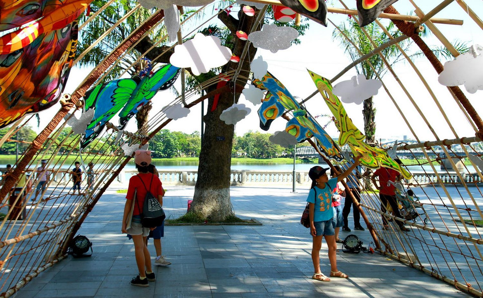 Du khách tham quan trưng bày diều nghệ thuật. (Ảnh: Tường Vi/TTXVN)