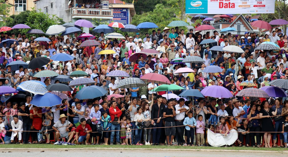 Đông đảo nhân dân và du khách đến tham dự giải đấu. (Ảnh: Quốc Khánh/TTXVN)