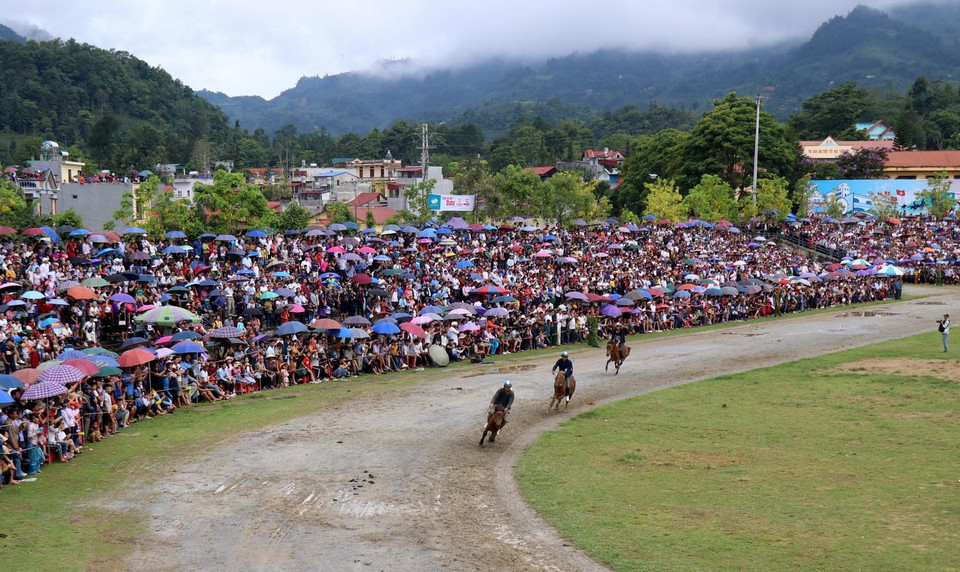 Các vận động viên được chia làm 18 lượt thi đấu loại trực tiếp để chọn ra các vận động viên lọt vào vòng 1/16 và vòng bán kết, cuối cùng chọn ra bốn nài ngựa mạnh nhất vào chung kết. (Ảnh: Quốc Khánh/TTXVN)
