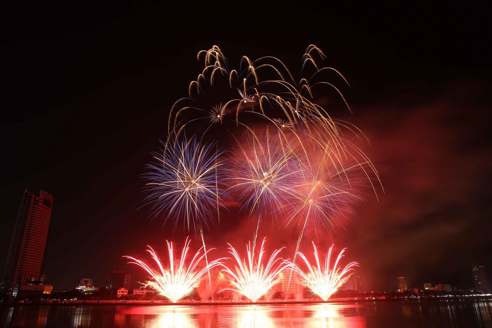 Màn trình diễn pháo hoa của đội Bỉ. (Ảnh: Trần Lê Lâm/TTXVN)