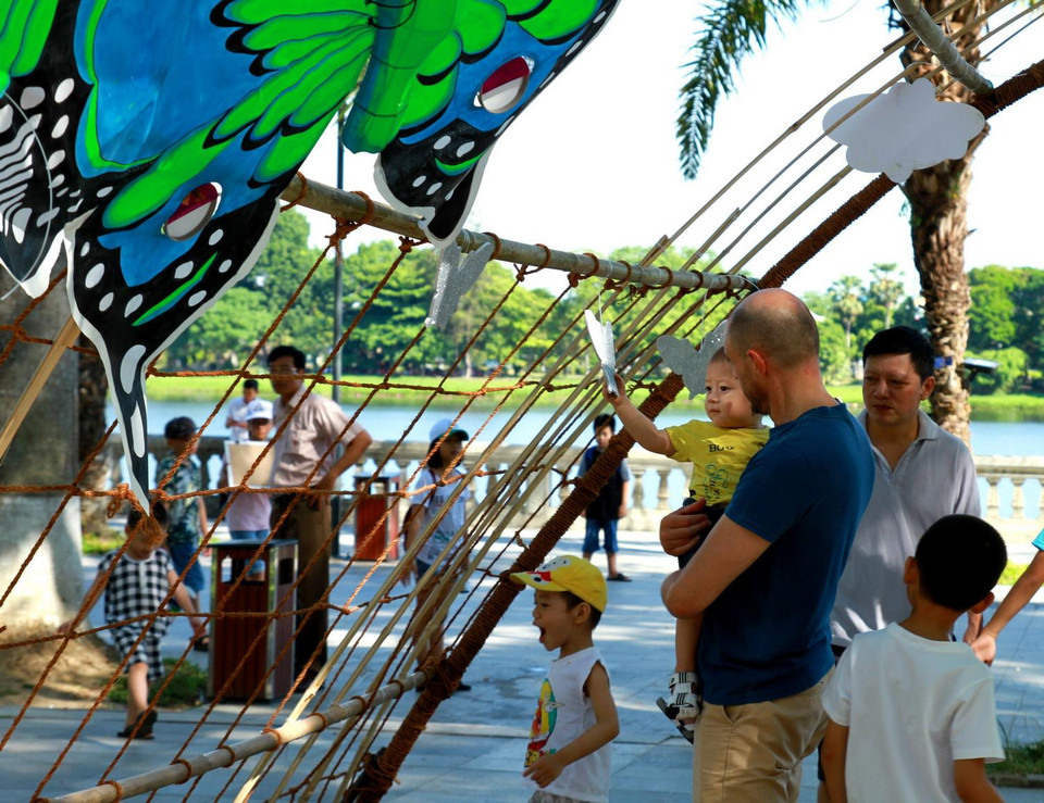 Du khách tham quan trưng bày diều nghệ thuật. (Ảnh: Tường Vi/TTXVN)