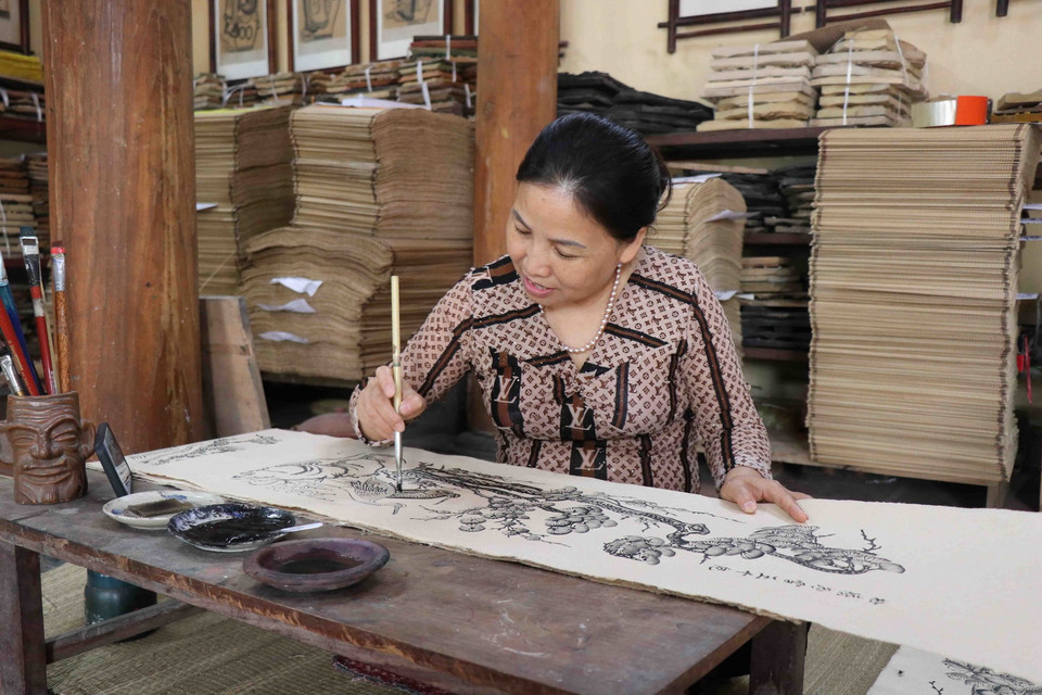 Người làm tranh dân gian Đông Hồ, xã Song Hồ, huyện Thuận Thành, tỉnh Bắc Ninh vẽ tranh dân gian Đông Hồ. (Ảnh: Thái Hùng/TTXVN)