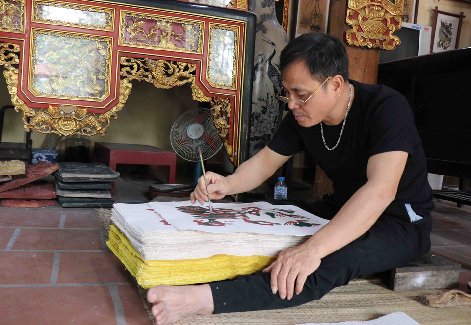 Người làm tranh dân gian Đông Hồ, xã Song Hồ, huyện Thuận Thành, tỉnh Bắc Ninh vẽ tranh dân gian Đông Hồ. (Ảnh: Thái Hùng/TTXVN)