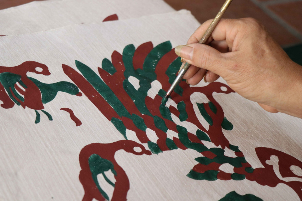 Người làm tranh dân gian Đông Hồ, xã Song Hồ, huyện Thuận Thành, tỉnh Bắc Ninh vẽ tranh dân gian Đông Hồ. (Ảnh: Thái Hùng/TTXVN)