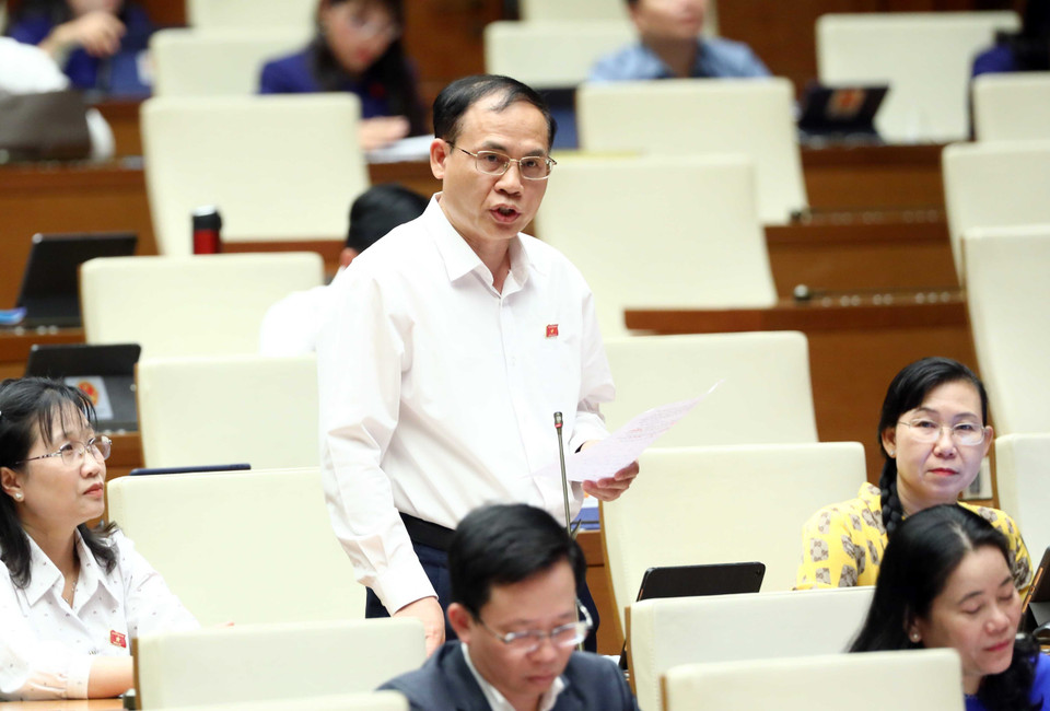 Đại biểu Quốc hội tỉnh Long An Hoàng Văn Liên đặt câu hỏi chất vấn. (Ảnh: Phạm Kiên/TTXVN)